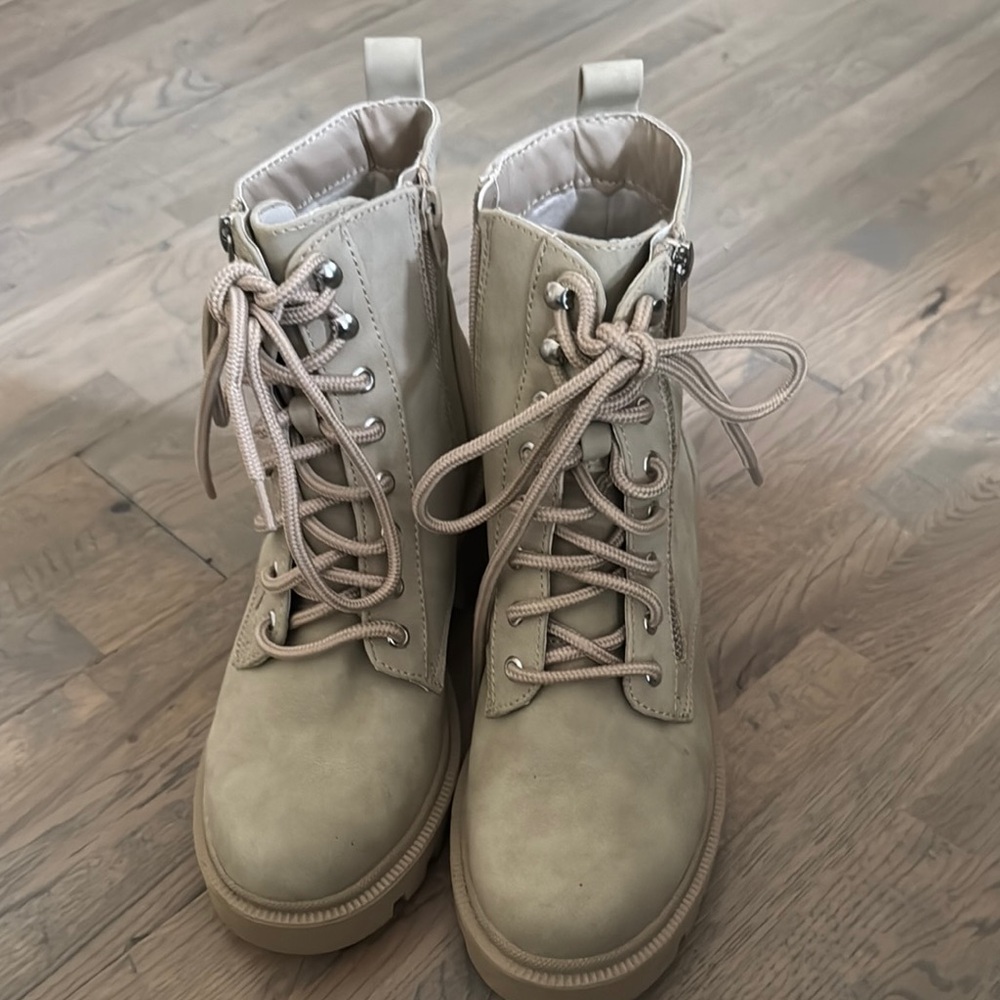 Women's Size 8 Lace-Up Combat Boots